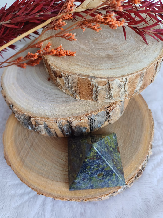Pyramide Jaspe Sang de Dragon (AA)